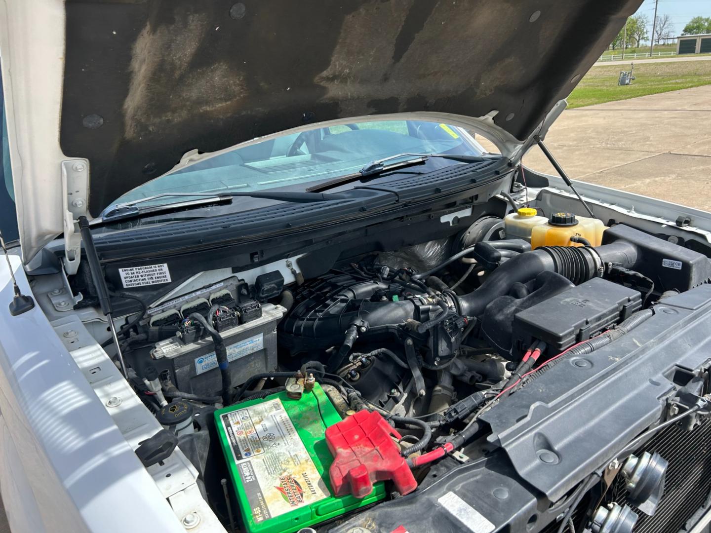 2014 White /Gray Ford F-150 (1FTMF1CM5EK) with an 3.7L V6 DOHC 24V engine, 6-Speed Automatic transmission, located at 17760 Hwy 62, Morris, OK, 74445, (918) 733-4887, 35.609104, -95.877060 - 2014 FORD F-150 XL 6.5-ft. BED HAS A 3.7L V6 ENGINGE, 2WD BI-FUEL (RUNS ON BOTH CNG OR GASOLINE) FEATURES MANUAL WINDOWS, MANUAL LOCKS, MANUAL MIRRORS, AM/FM STEREO, SIRIUS RADIO, CD PLAYER, AUXILLIARY PORT, CRUISE CONTROL, TRACTION CONTROL, MULTI-FUNCTIONING STEERING WHEEL CONTROLS, BEDLINER. IT RU - Photo#20